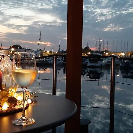 בית נופש Floating - 