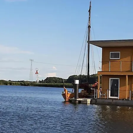 בית נופש Floating - 